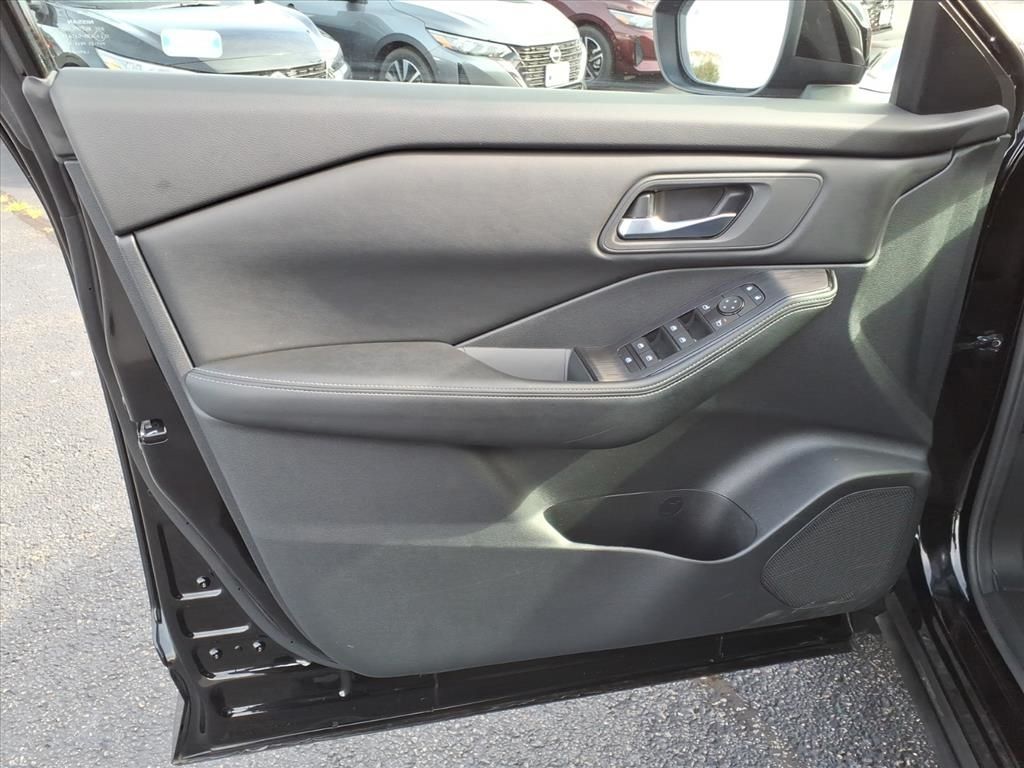 2024 Nissan Rogue SV photo 3