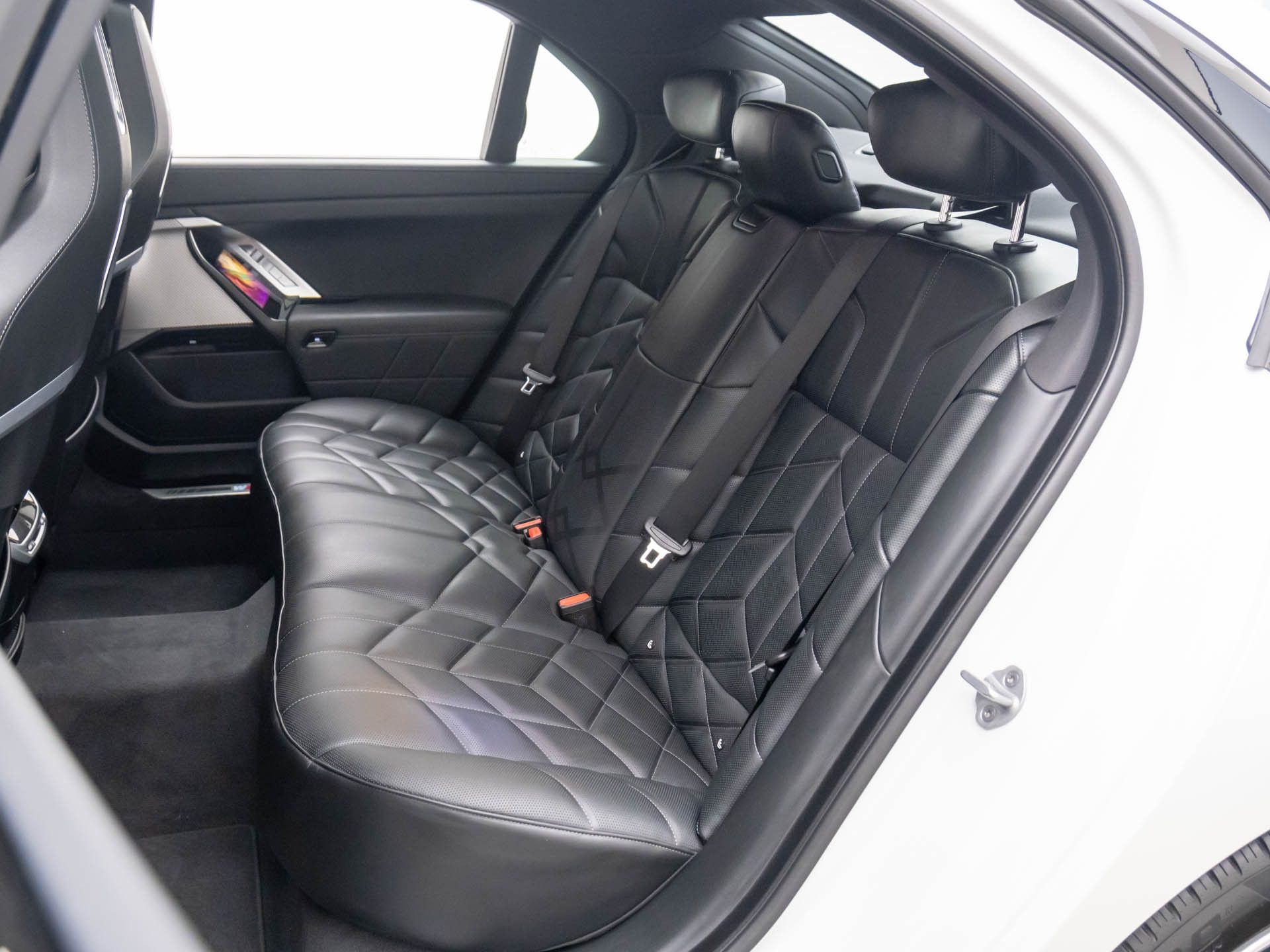 New 2025 Mineral White Metallic BMW 760i xDrive image 16