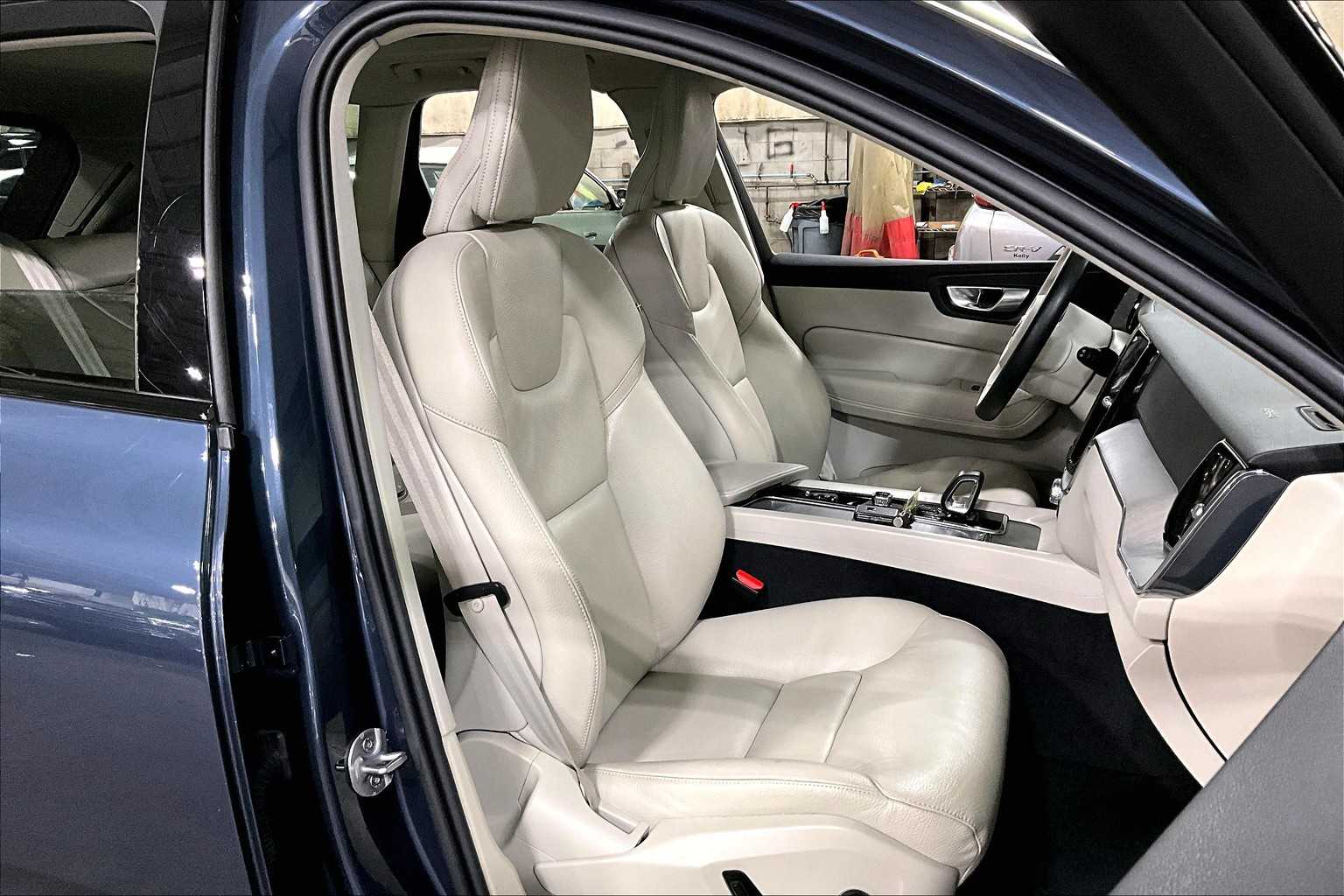 2024 Volvo XC60 Plus photo 8