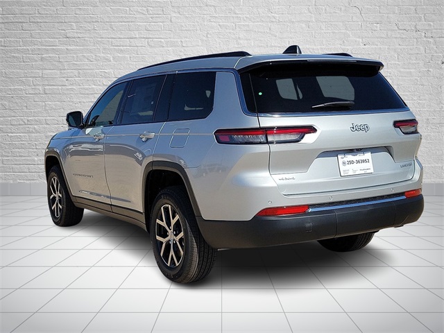 2025 Jeep Grand Cherokee Limited photo 3