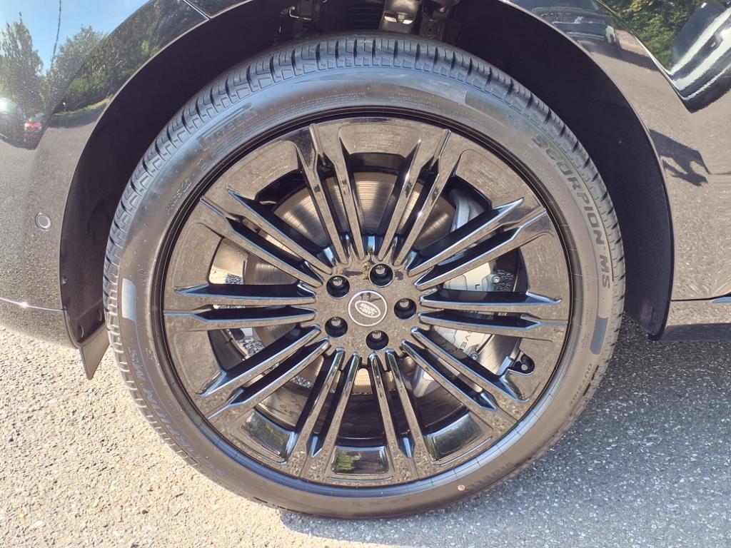 2025 Land Rover Range Rover SE photo 9