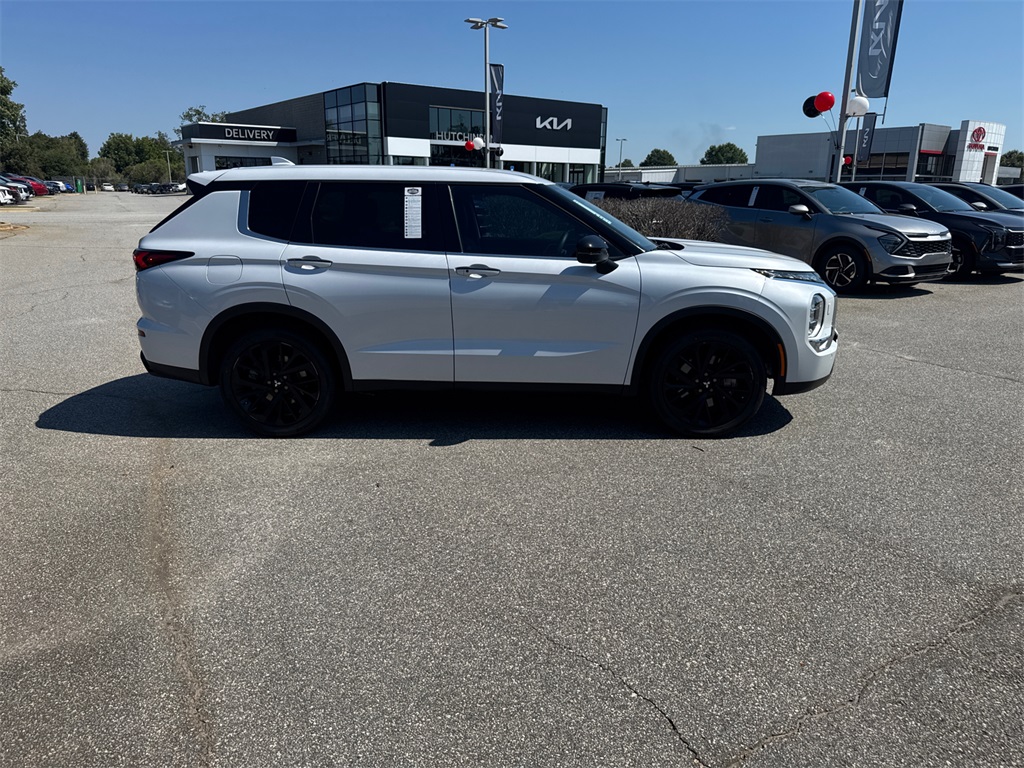 2023 Mitsubishi Outlander SE Black Edition photo 2