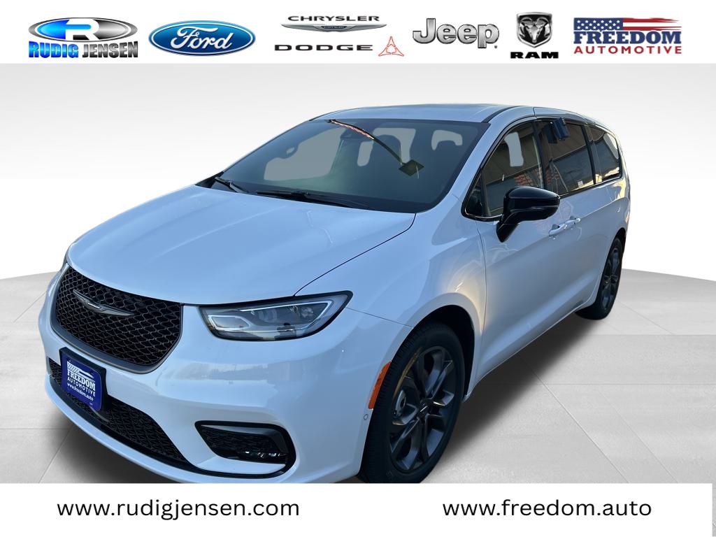 2026 Chrysler Pacifica Select's photo