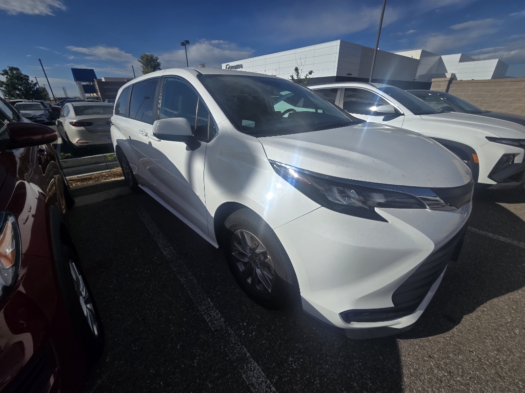 2024 Toyota Sienna LE photo 5