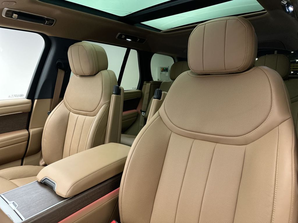 2025 Land Rover Range Rover SE photo 8