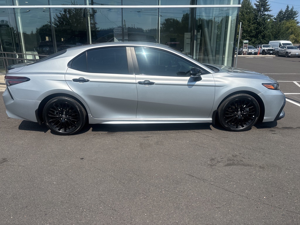 2022 Toyota Camry Hybrid SE photo 5