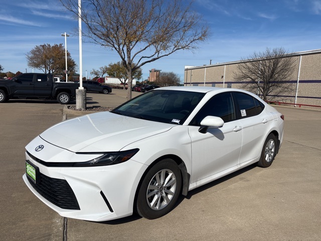 2025 Toyota Camry LE's photo