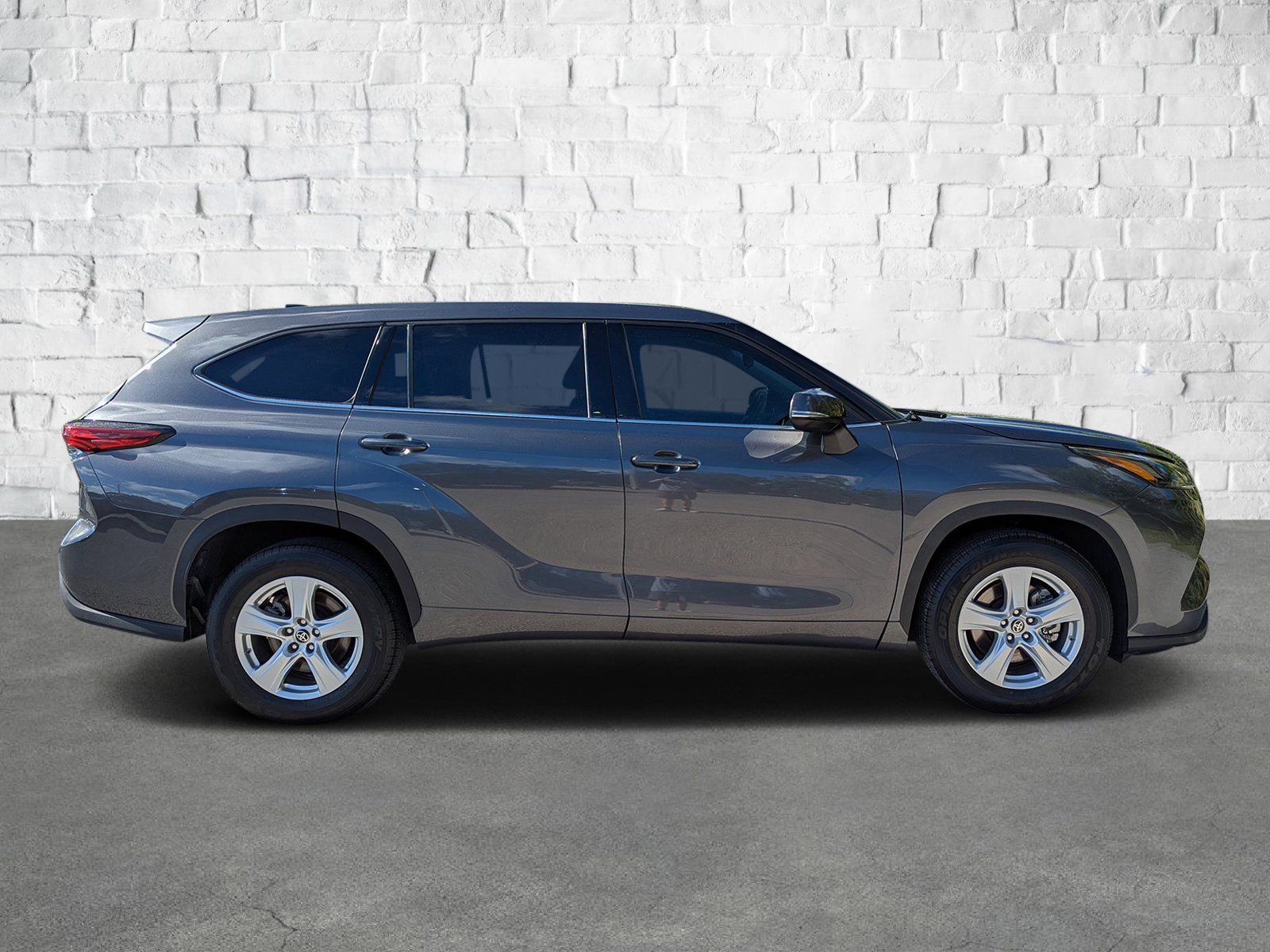 2022 Toyota Highlander LE photo 3