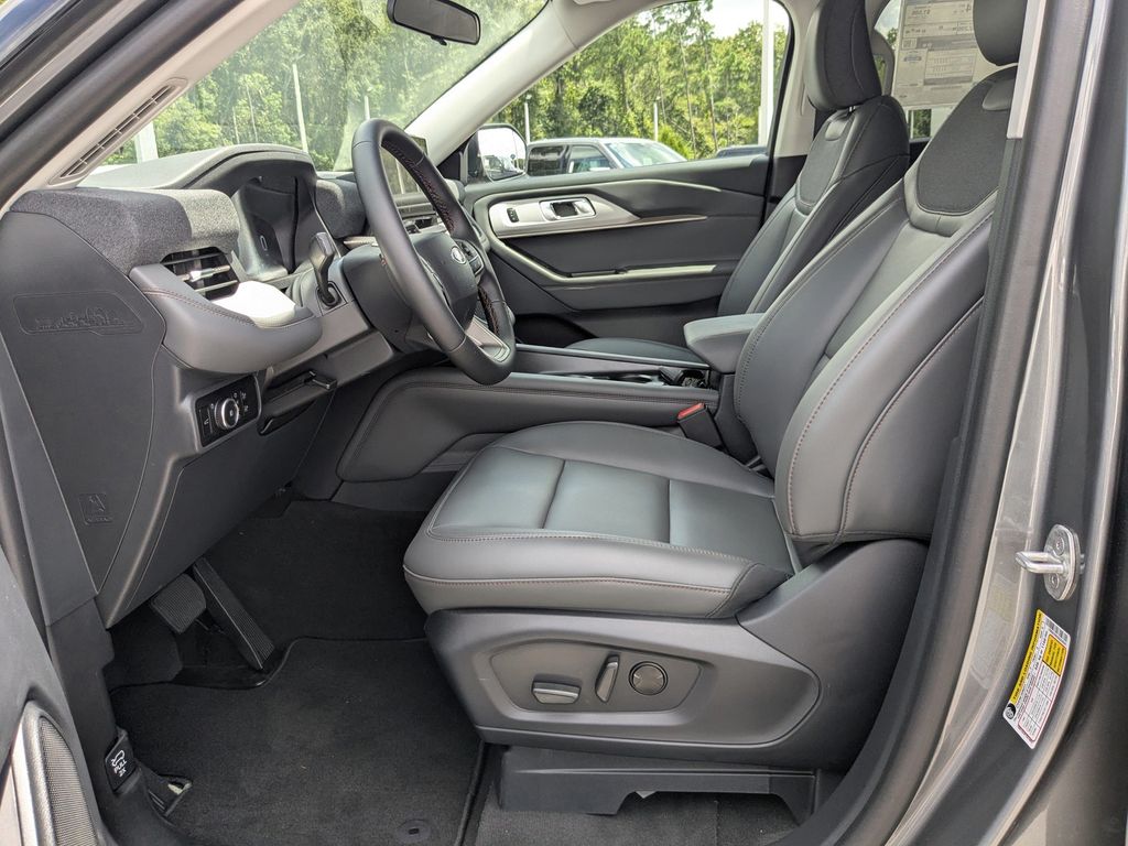 2025 Ford Explorer photo 13