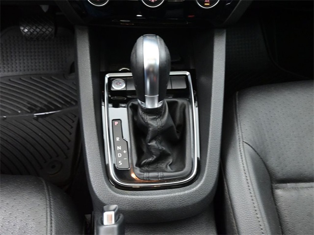 2017 Volkswagen Jetta 1.8T SEL photo 4