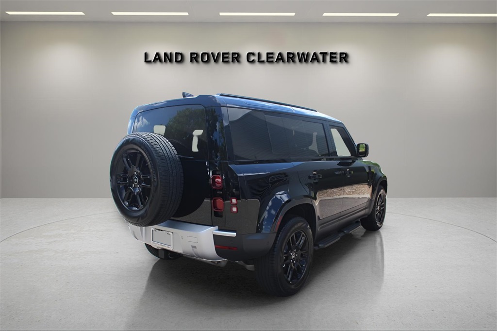 2025 Land Rover Defender 110 S photo 4