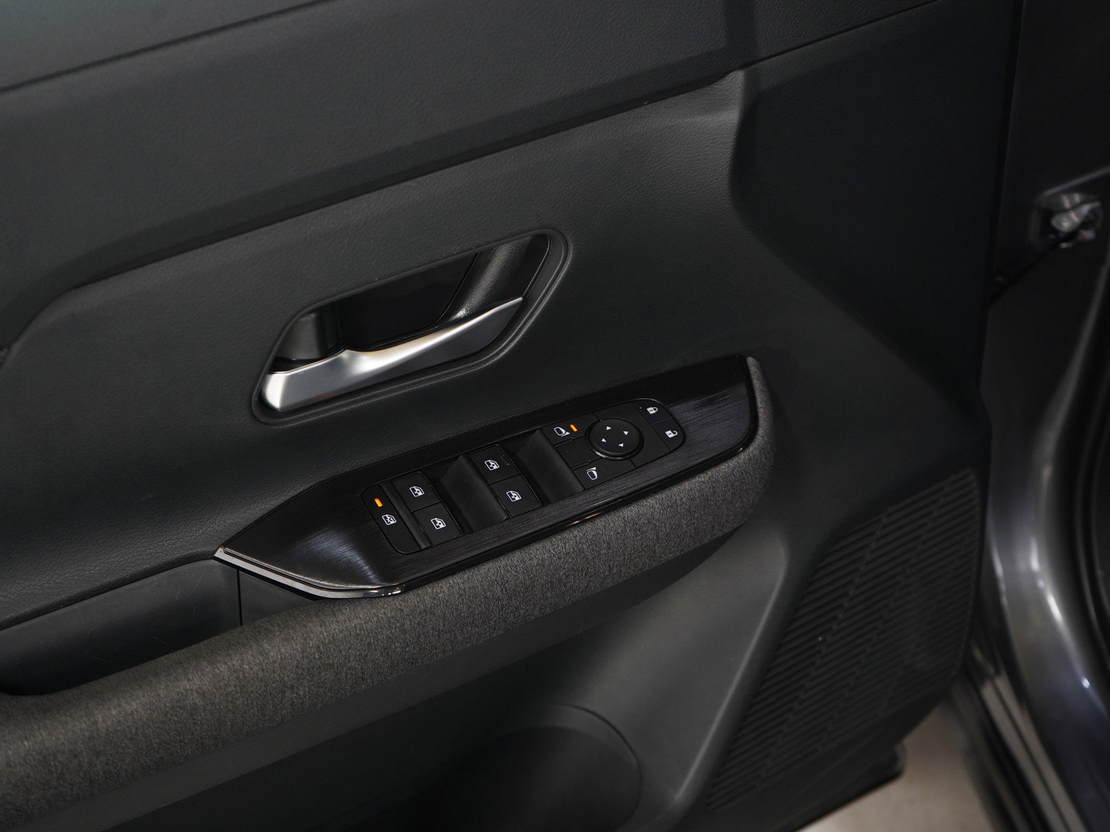 2025 Nissan Kicks SV photo 14