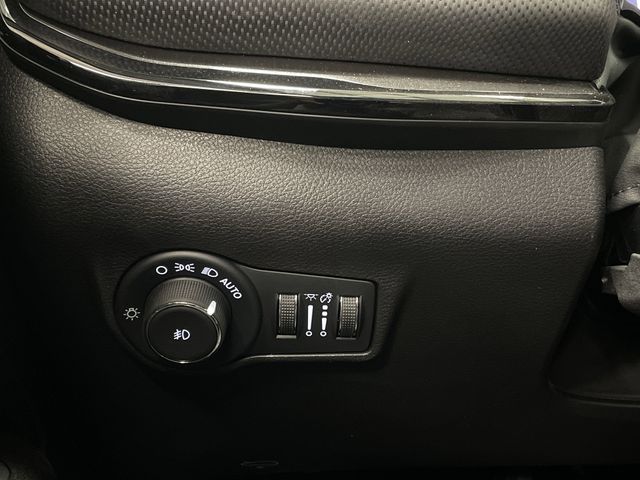 2025 Jeep Compass Latitude Altitude Special Edition photo 18