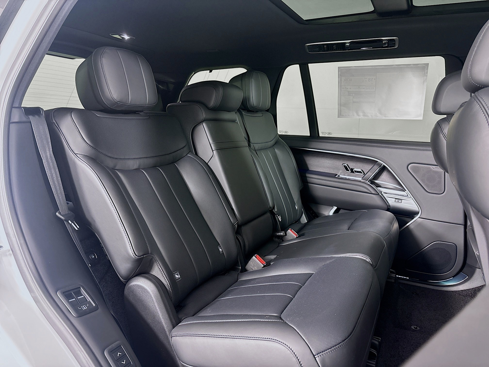 2025 Land Rover Range Rover SE photo 23