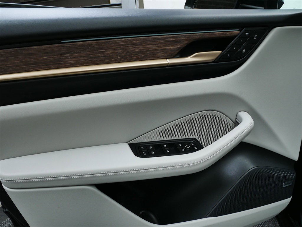 2024 Porsche Macan Electric 4 photo 10