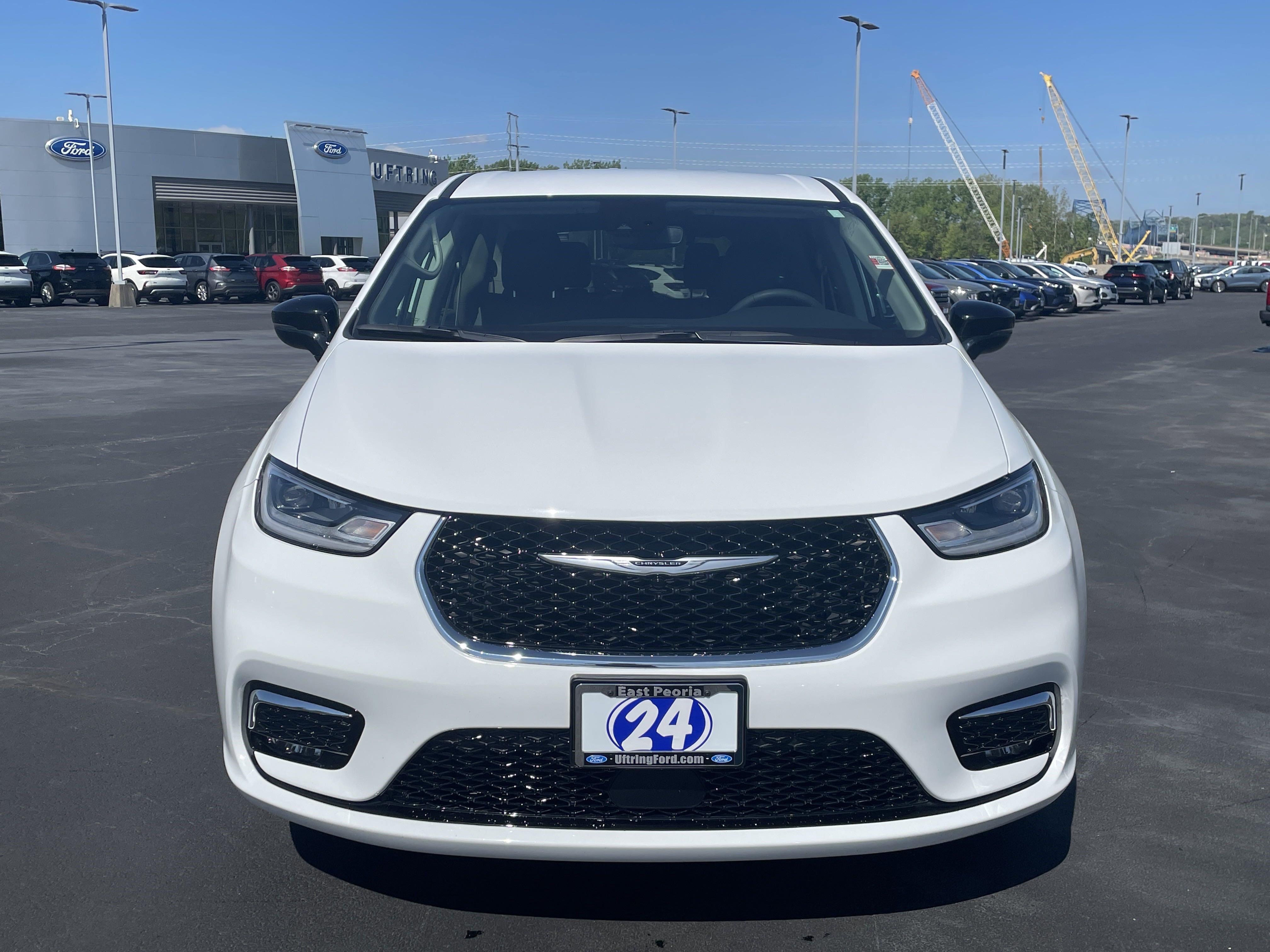2024 Chrysler Pacifica Touring L photo 9