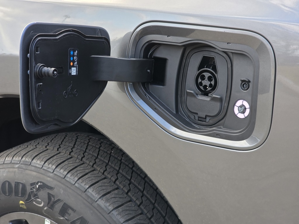 2025 Ford F-150 Lightning photo 4