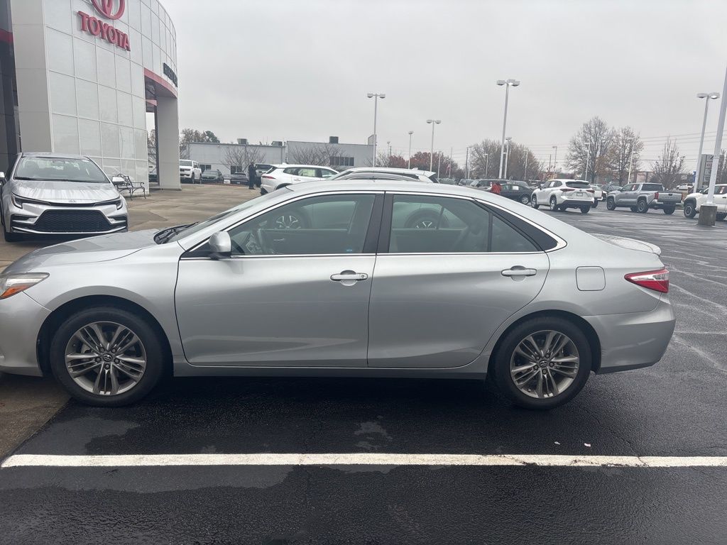 2017 Toyota Camry SE photo 2