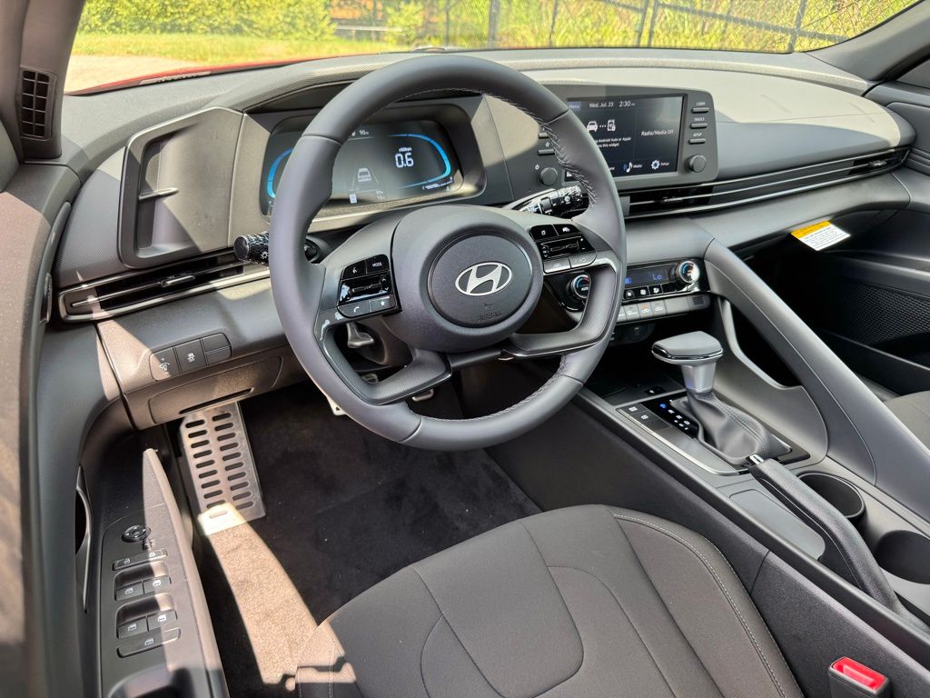 2025 Hyundai Elantra SEL Sport photo 2
