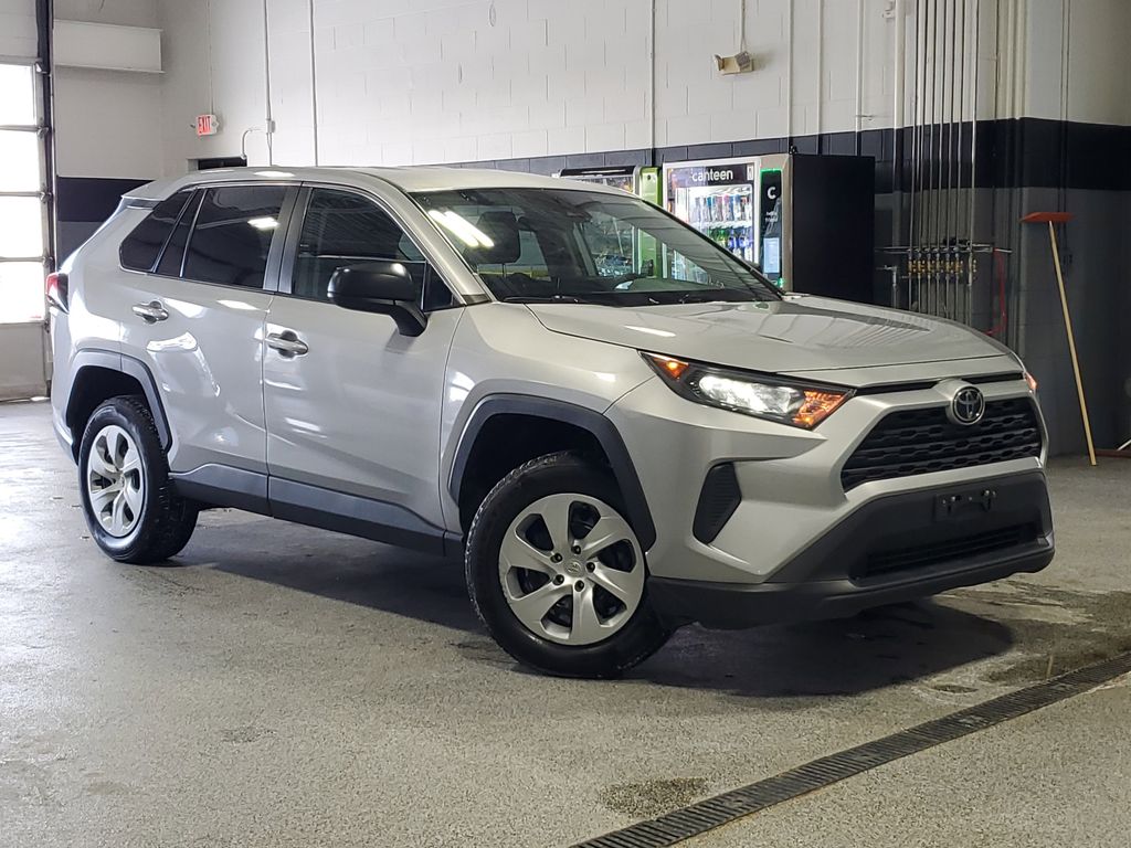 2022 Toyota RAV4 LE's photo