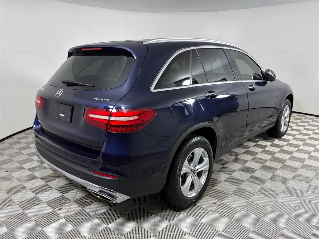 2017 Mercedes Benz GLC 300 4MATIC photo 4