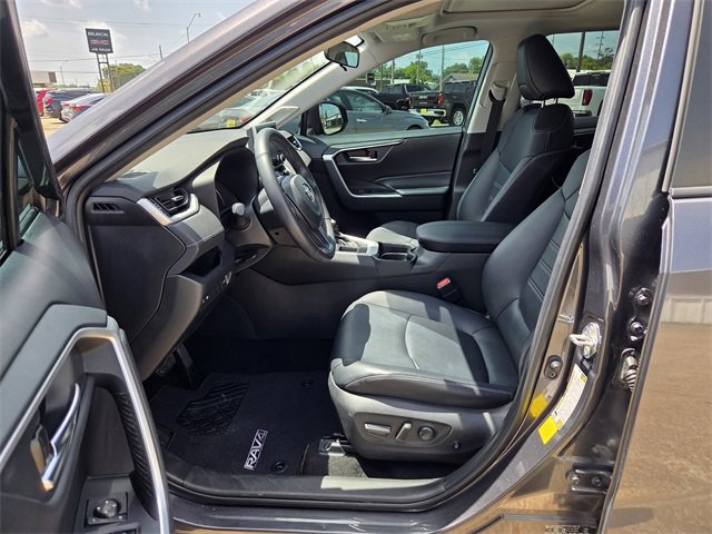 2020 Toyota RAV4 XLE Premium photo 2