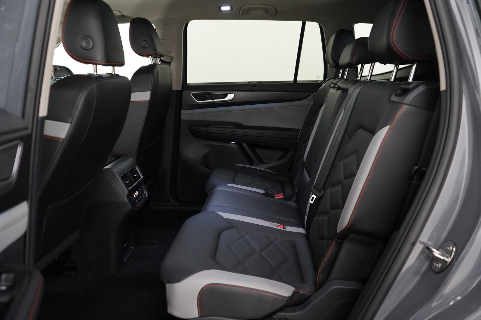 2024 Volkswagen Atlas Peak Edition SE Technology photo 16