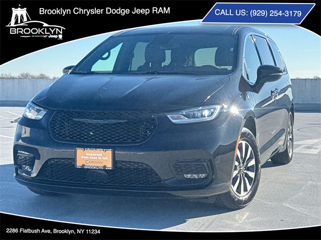 2025 Chrysler Pacifica PHEV Select's photo