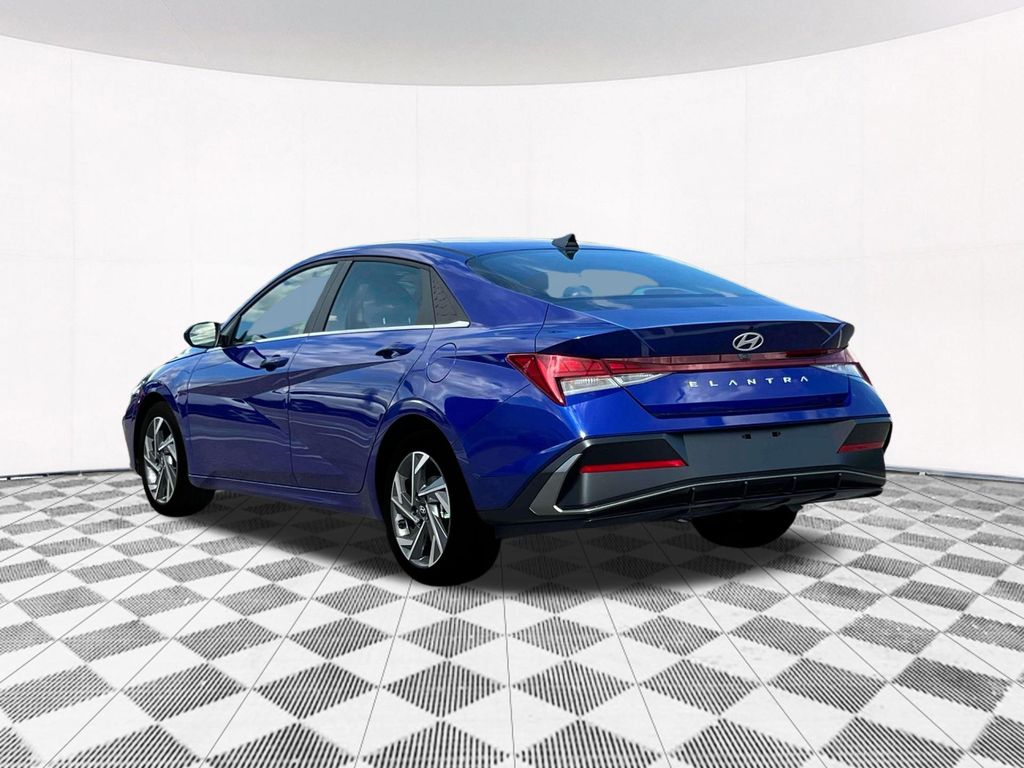 2025 Hyundai Elantra SEL Convenience photo 4