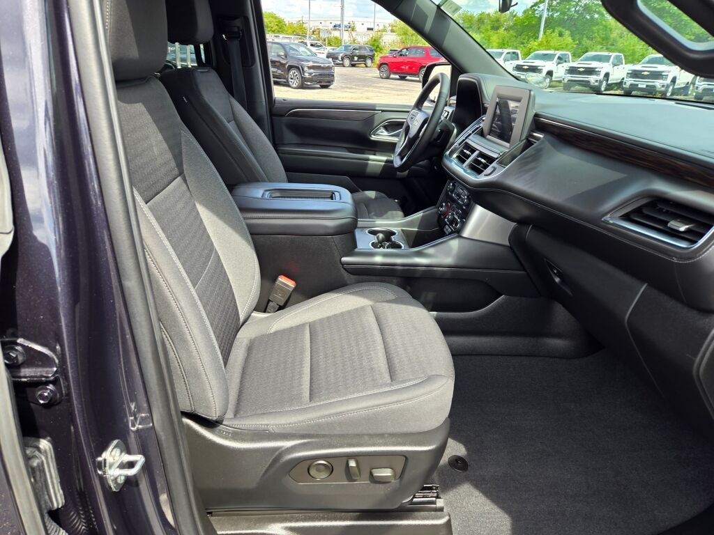 2023 Chevrolet Suburban LS photo 3
