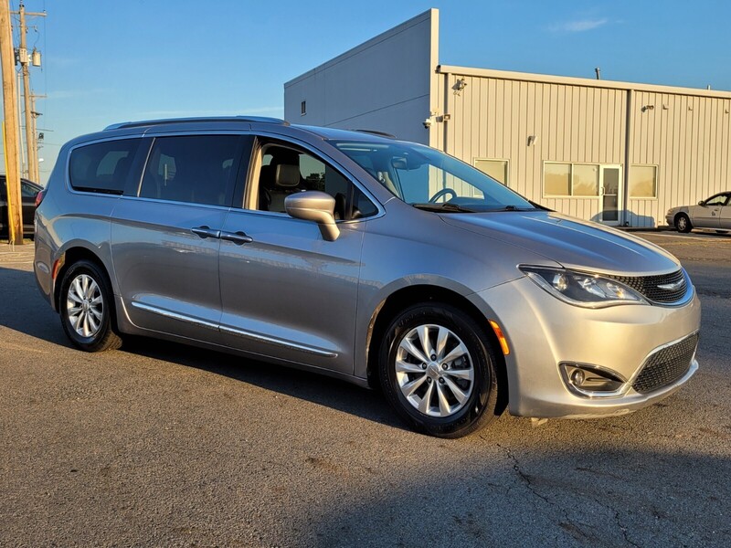 2018 Chrysler Pacifica Touring L photo 2