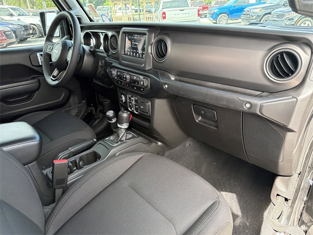 2023 Jeep Gladiator Willys photo 2