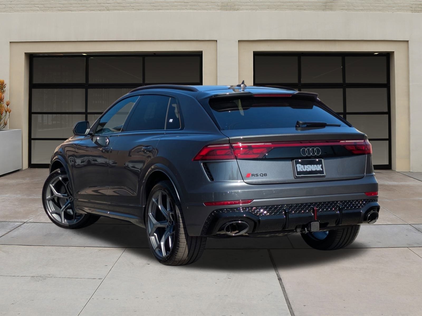 2025 Audi RS Q8 photo 3