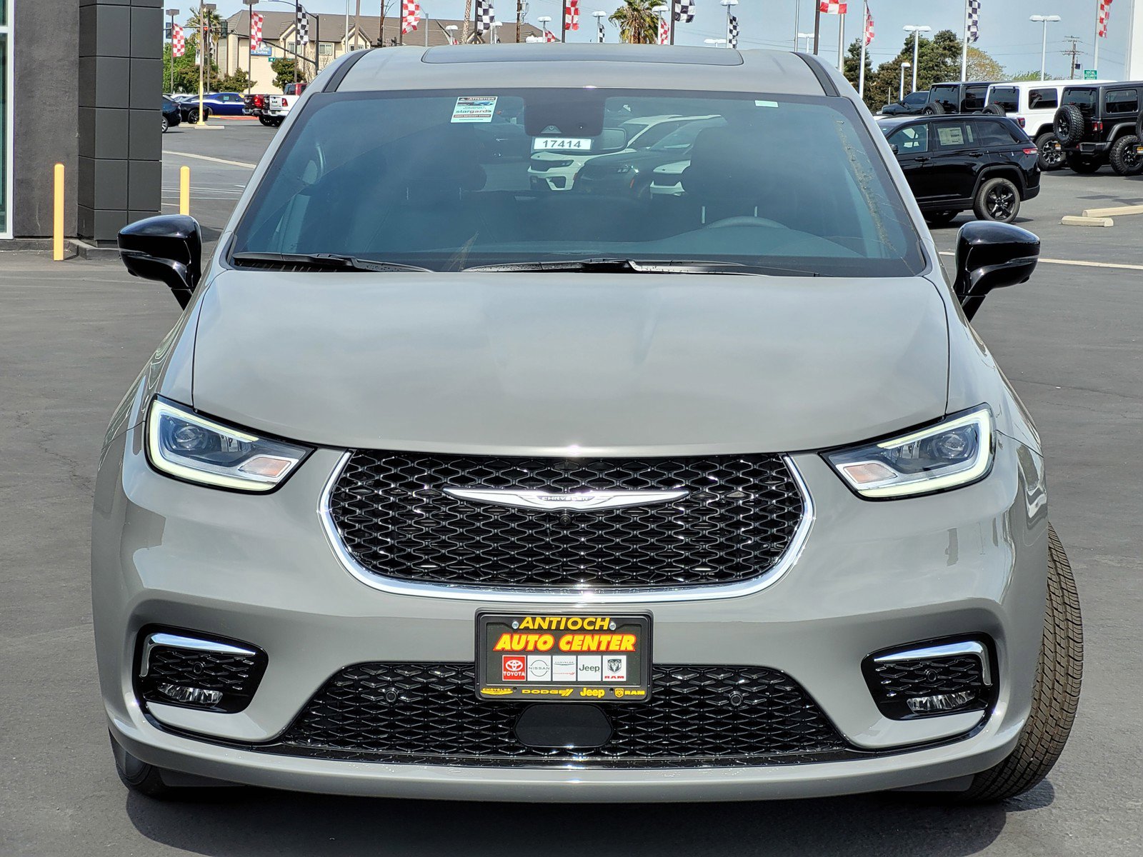 2025 Chrysler Pacifica photo 2