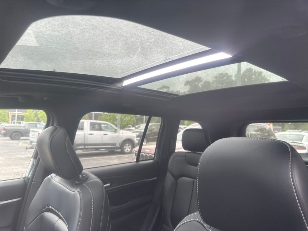 2025 Jeep Grand Cherokee Limited photo 3