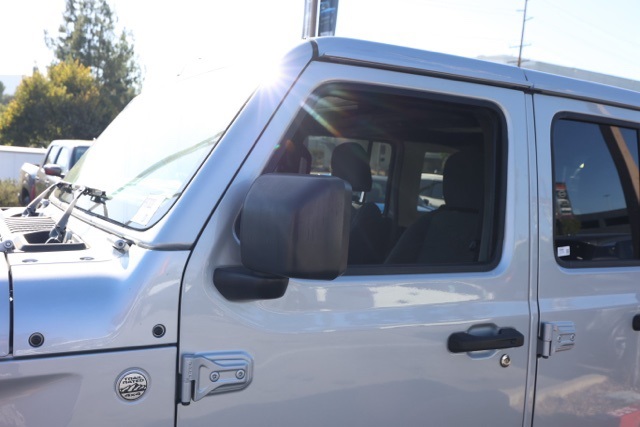 2024 Jeep Wrangler Sahara photo 11