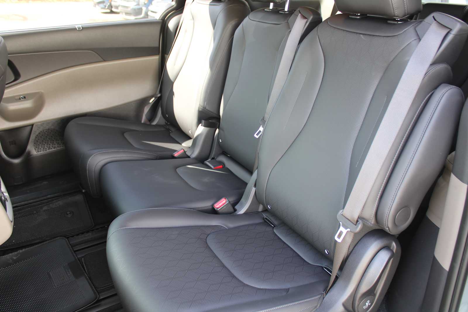 2025 Kia Carnival EX photo 16