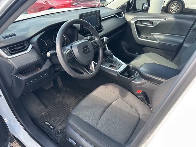 2021 Toyota RAV4 XLE photo 6