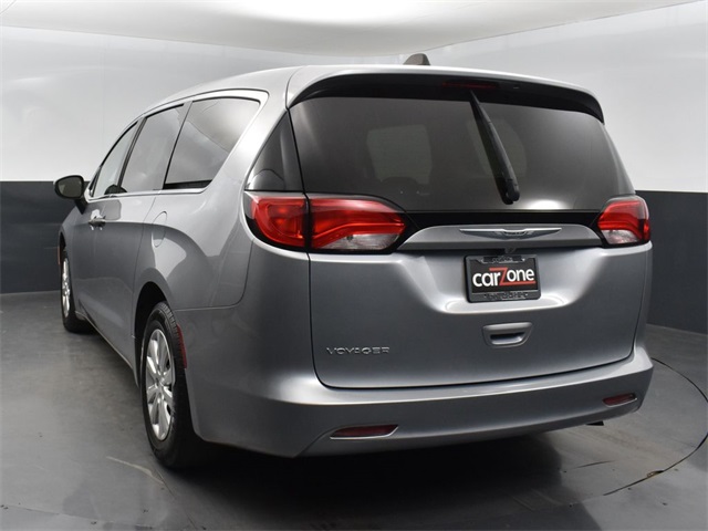 2021 Chrysler Voyager L photo 13