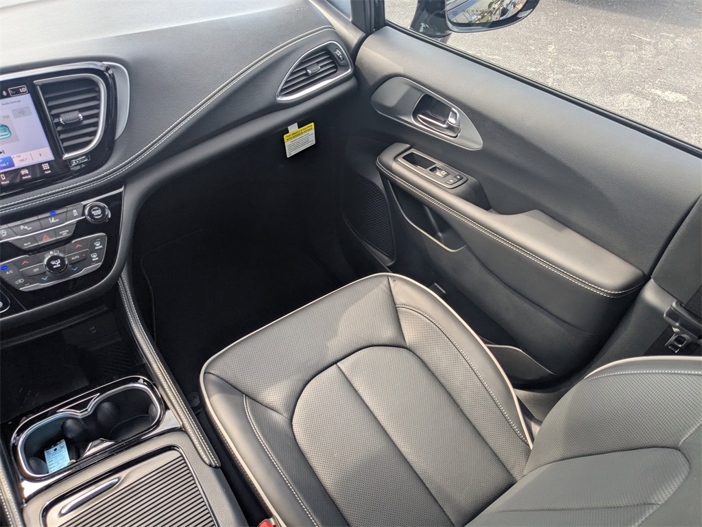 2026 Chrysler Pacifica Limited photo 14