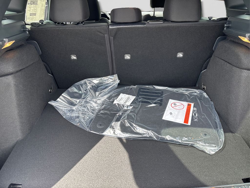 2025 Nissan Kicks SV photo 9
