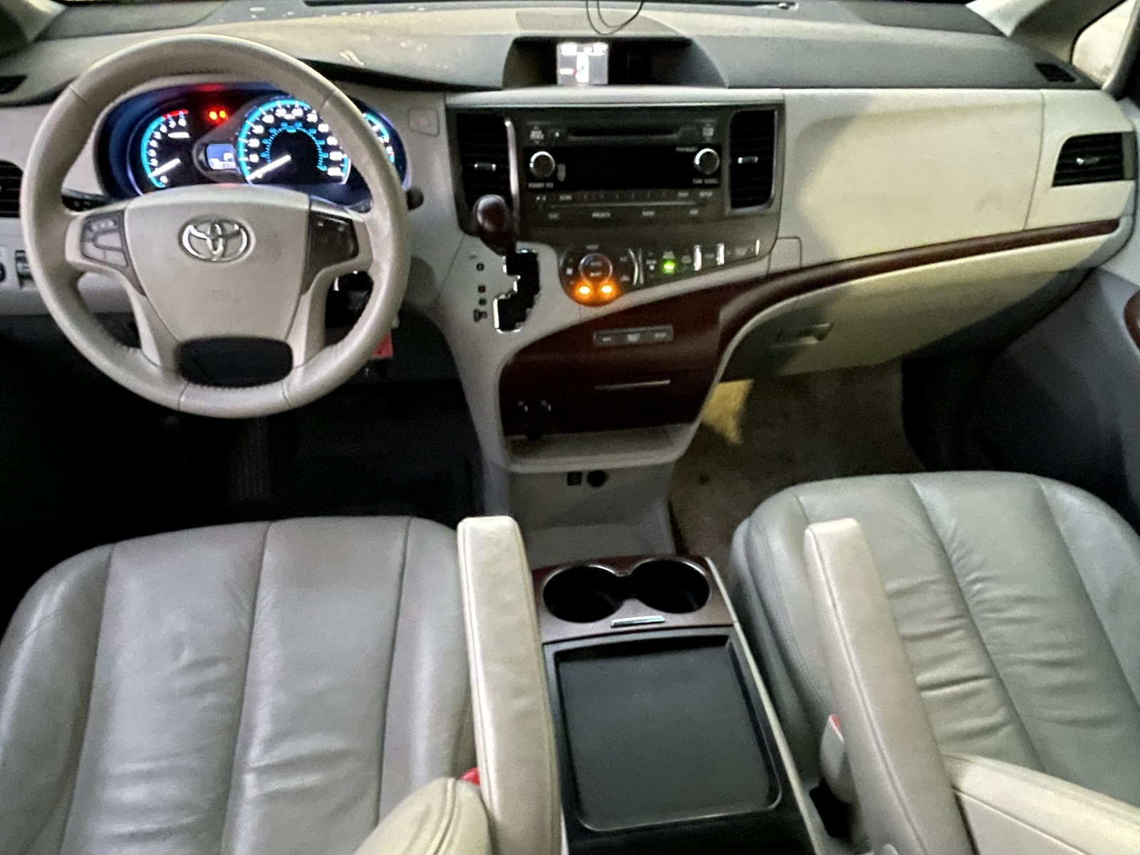 2011 Toyota Sienna XLE photo 3