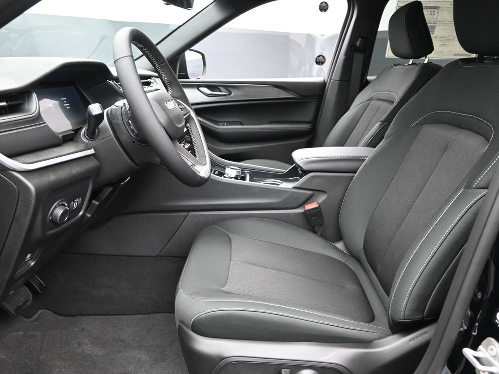 2025 Jeep Grand Cherokee Laredo X photo 8