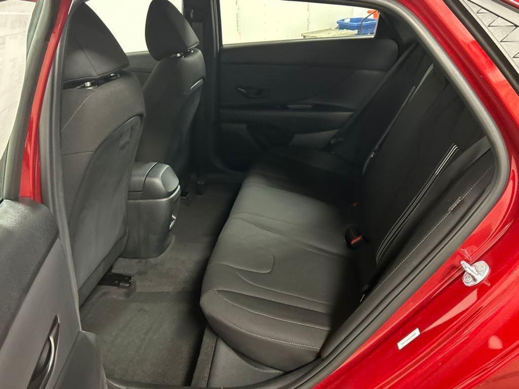 2025 Hyundai Elantra SEL Sport photo 3