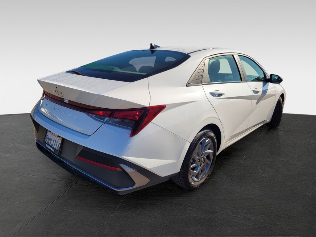 2024 Hyundai Elantra SEL photo 2