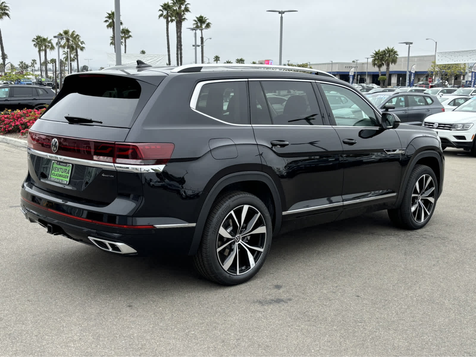 2024 Volkswagen Atlas SEL Premium R-Line photo 3
