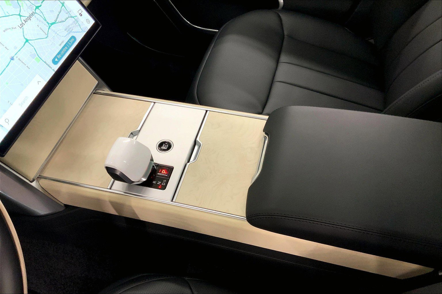 2025 Land Rover Range Rover SV photo 6