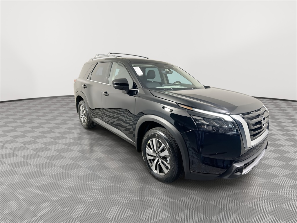 2025 Nissan Pathfinder LE photo 2