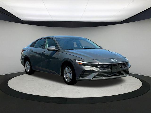 2025 Hyundai Elantra SE photo 3