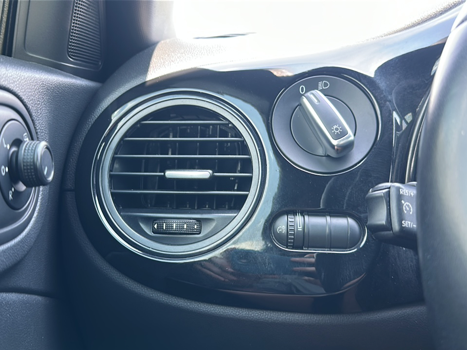 2019 Volkswagen Beetle S photo 8